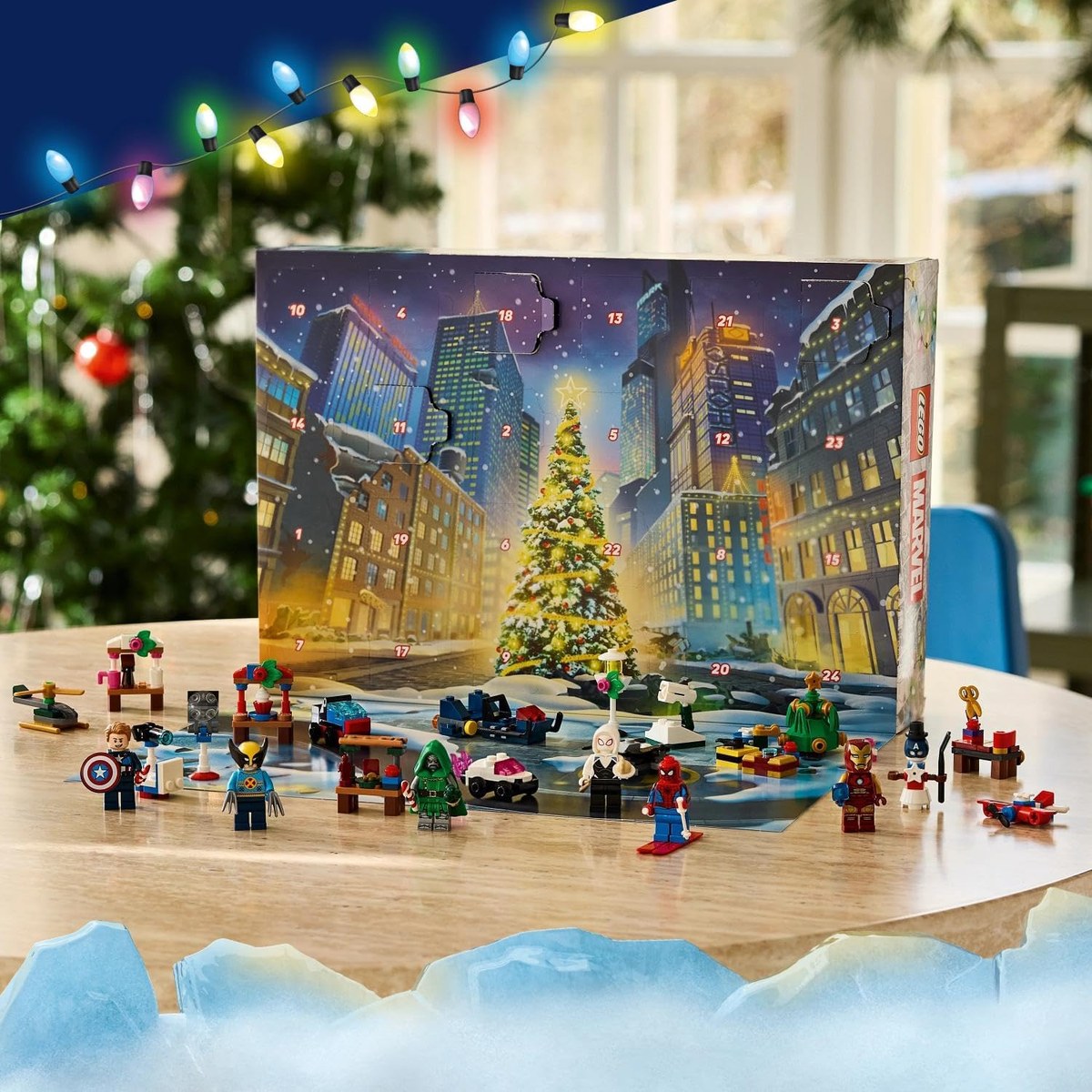 Open calendar with the Christmas tree scene